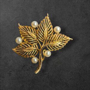 Vintage‎ Lisner Gold Tone Leaf Brooch With Faux Pearls
